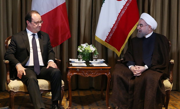 French President Francois Hollande (L) meets President Rouhani (R) on Tuesday on the sidelines of the 71st United Nations General Assembly in New York.