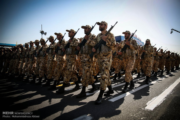 الاستعراض العسكري للقوات المسلحة الايرانية في طهران (2)