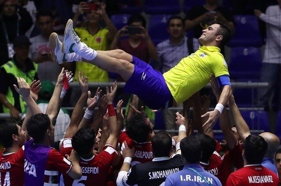 روح رياضية عالية للفريق الايراني تفاجئ فالكاو البرازيلي