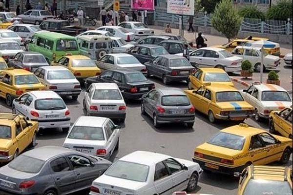 ترافیک گلوی همدان را می‌فشارد/خیابان‌هایی که پارکینگ خودروشده‌اند