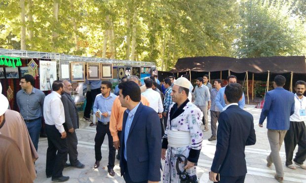 افتتاح نمایشگاه صنایع دستی روستا و عشایر استان های غربی در «صحنه»