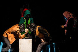 تئاتر «بچه‌های خاکستری» در تالار هنر اصفهان به صحنه رفت