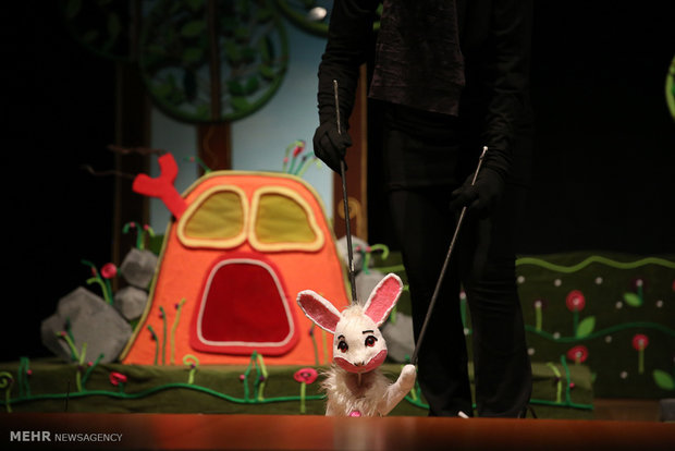 نمایش کودک «شهر عروسک‌ها» در سمنان به روی صحنه رفت 