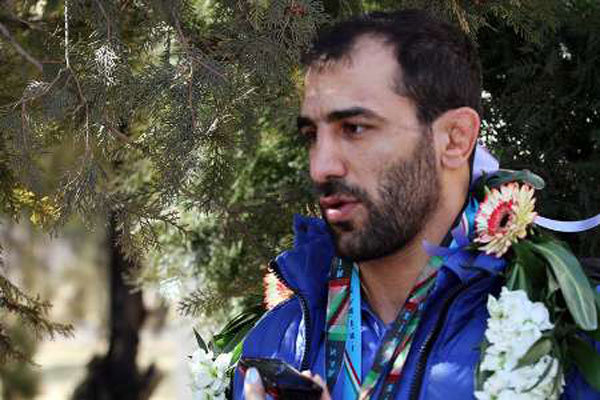 محمد نادری نخستین طلای کشتی ایران را کسب کرد