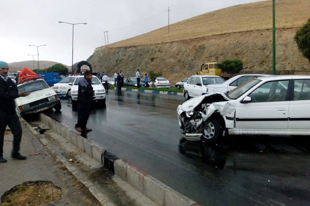 تصادف زنجیره‌ای ۱۰ خودرو در کرمان/ ۱۳نفر مصدوم شدند