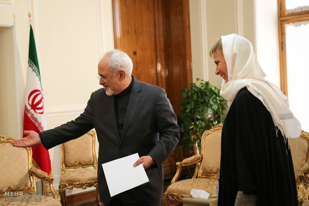 Ambassadors present credentials to Zarif 