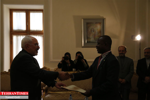 Swedish, Sierra Leonean ambassadors submit credentials to Zarif
