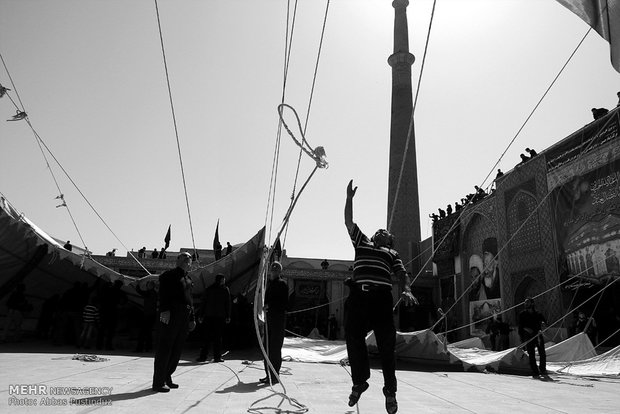 Rise of Hosseini tent ritual held in Isfahan