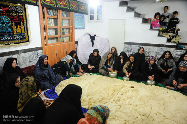 پخت نان نذری در روستای آهنگرمحله گرگان