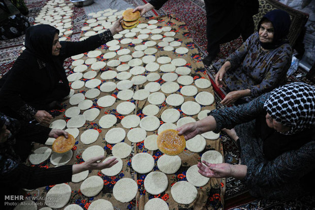 پخت نان نذری در روستای آهنگرمحله گرگان