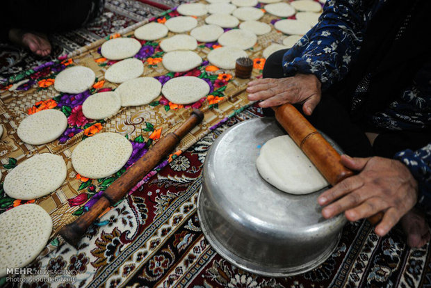 پخت نان نذری در روستای آهنگرمحله گرگان