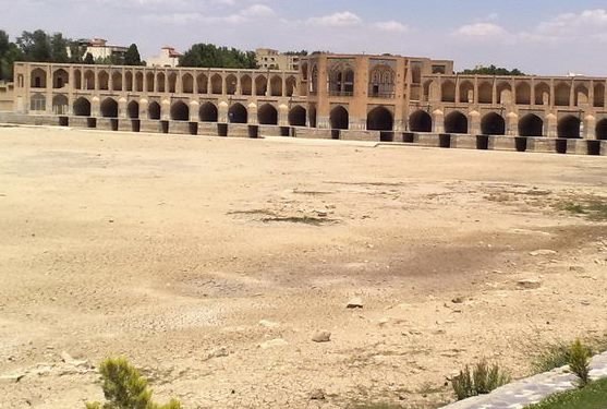 زایندهرود از سرآب تا پایاب؛ بررسی راهکارهای احیای نماد اصفهان