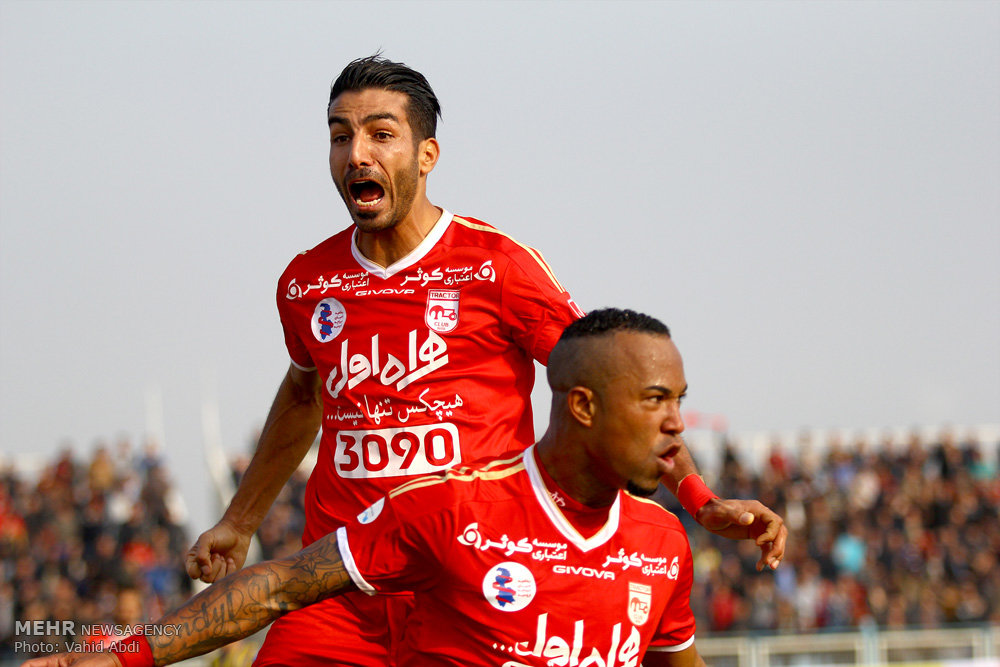 IRNA English - Sepahan, Padideh playing football