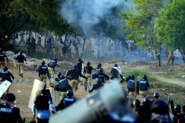 درگیری بین پلیس و مخالفان دولت پاکستان در آستانه تظاهرات ۲ نوامبر