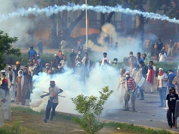 اسلام آباد میں پولیس نے تحریک انصاف کے کارکنوں کی  جم کر پٹائی کی