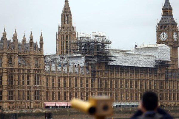 پارلمان انگلستان از بیم آتش سوزی تخلیه شد
