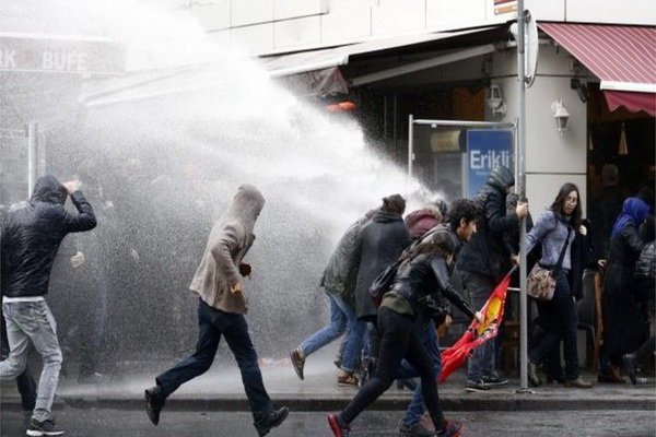 معترضان در ترکیه با گاز اشک‌ آور و ماشین آب‌ پاش سرکوب شدند