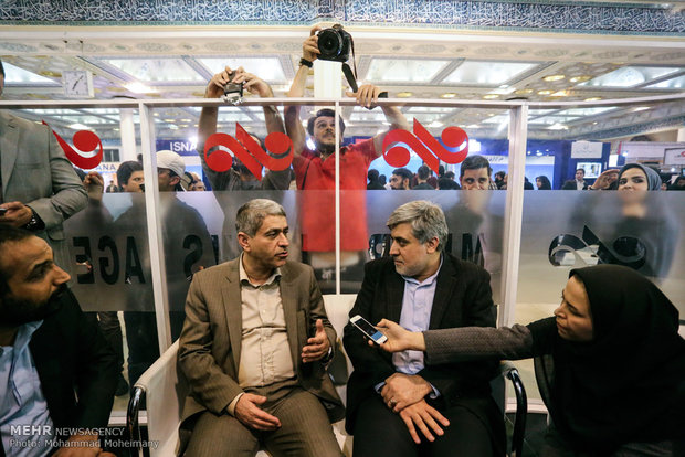 حضور علی طیب نیا وزیر اقتصاد در غرفه خبرگزاری مهر در چهارمین روز بیست و دومین نمایشگاه مطبوعات و خبرگزاریها-2