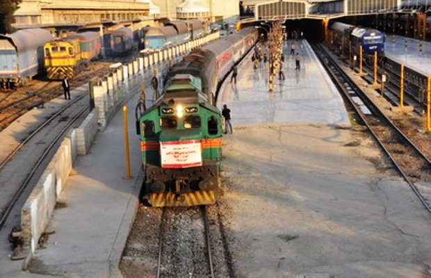 نخستین قطار تهران - کربلا وارد ایستگاه شلمچه شد