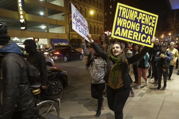 تظاهرات ضد ترامپ در «ایندیاناپلیس» به خشونت کشیده شد