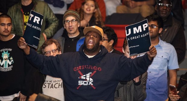 Thousands protest US president-elect in Chicago 