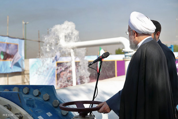 روحاني يفتتح عدداً من المشاريع التنموية في الأهواز 