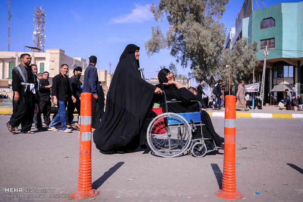 راهپیمایی زائران اربعین حسینی از نجف به کربلا