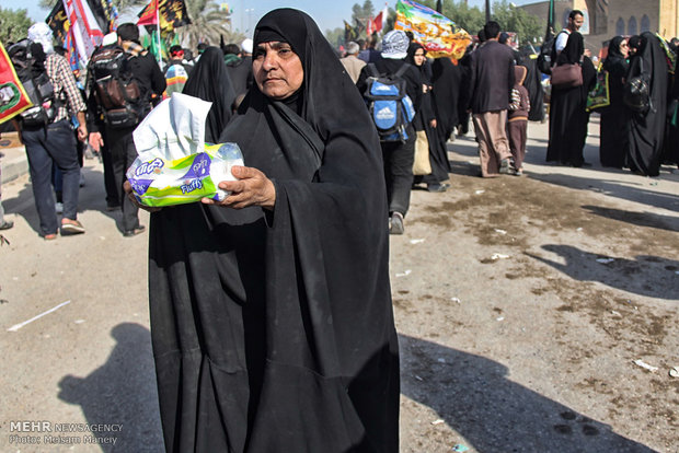 Hosseini pilgrims walking from Najaf to Karbala