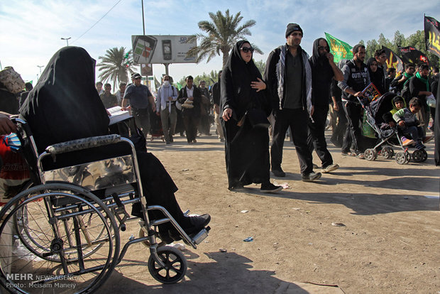Hosseini pilgrims walking from Najaf to Karbala