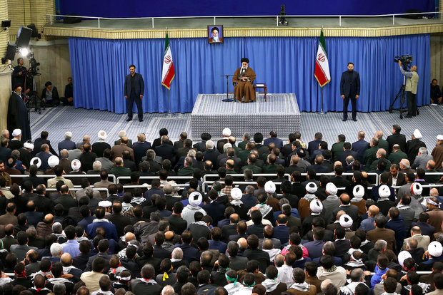 Thousands of people from Esfahan Province met with Ayatollah Khamenei