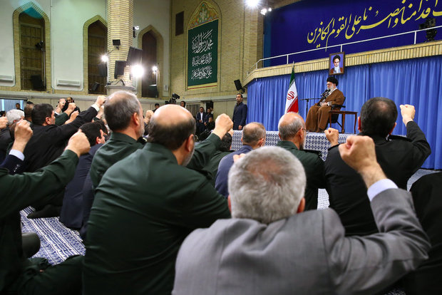 Thousands of people from Esfahan Province met with Ayatollah Khamenei