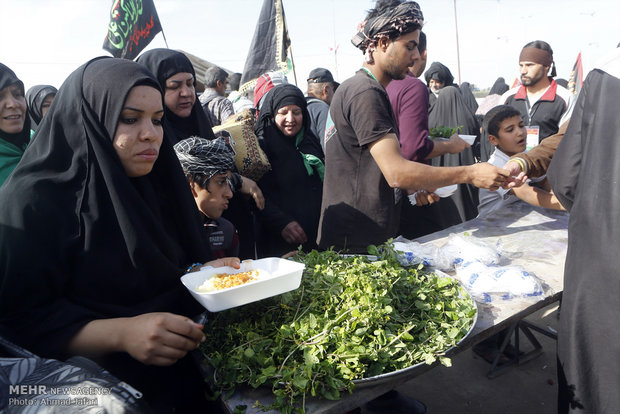 الشعب العراقي يستقبل ضيوف الامام الحسين(ع)