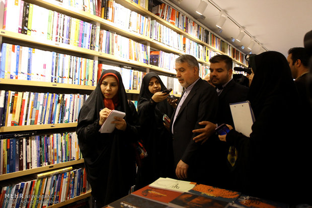 New Min. of Culture visits Enghelab Sq. bookshops