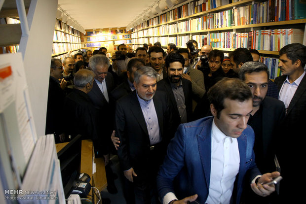 New Min. of Culture visits Enghelab Sq. bookshops