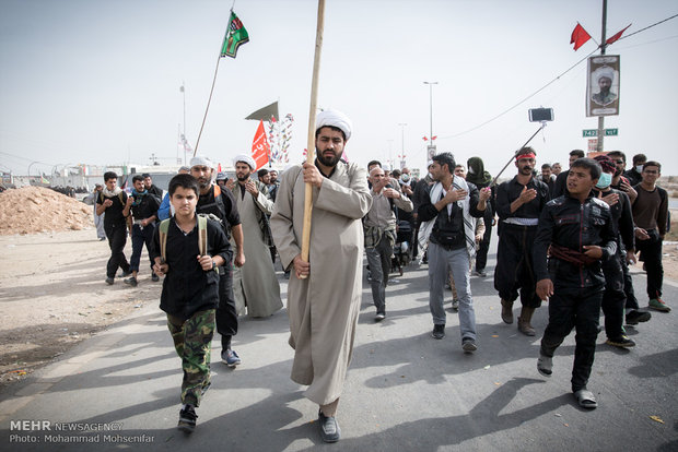 راهپیمایی زائران اربعین حسینی از نجف به کربلا- ۲