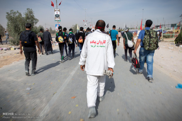 راهپیمایی زائران اربعین حسینی از نجف به کربلا- ۲