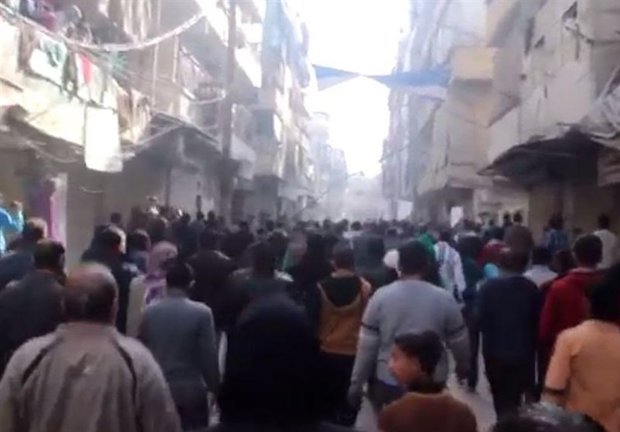 المسّلحون يفرّقون تظاهرة إحتجاجيّة في أحياء حلب الشّرقيّة بالقوة 