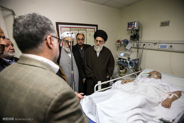 قائد الثورة الاسلامية يزور آية الله موسوي اردبيلي في المستشفى