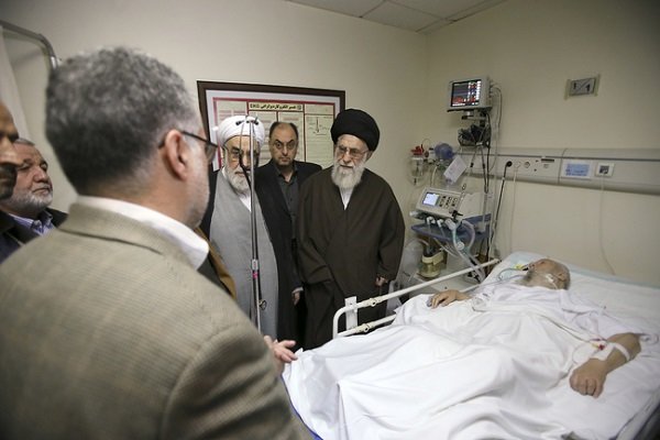 Leader visits Ayatollah Mousavi Ardebili in hospital