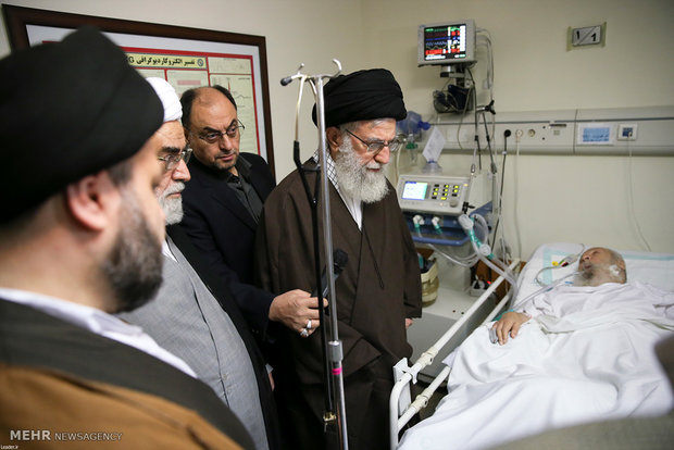 Leader visits Ayatollah Mousavi Ardebili in hospital