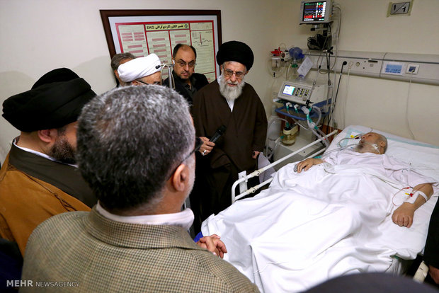 Leader visits Ayatollah Mousavi Ardebili in hospital