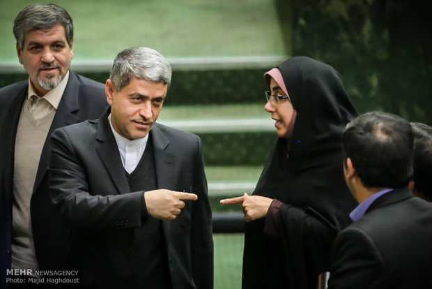 علی طیب نیا وزیر امور اقتصادی و دارایی در جلسه علنی مجلس شورای اسلامی