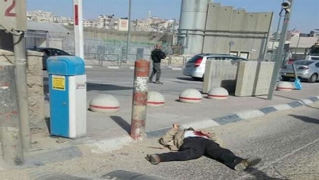 The body of a Palestinian man lies on the ground after Israeli forces shot him dead at Qalandia checkpoint in northern West Bank on November 22, 2016. (Photo by Quds Net news agency)