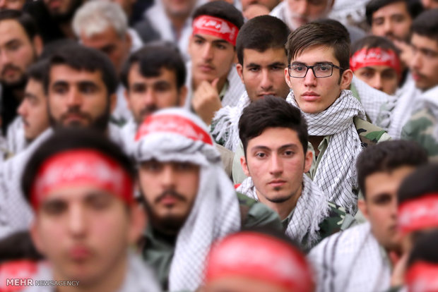 Leader receives Basij members, cmdrs.