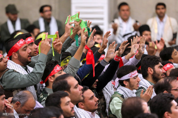 Leader receives Basij members, cmdrs.