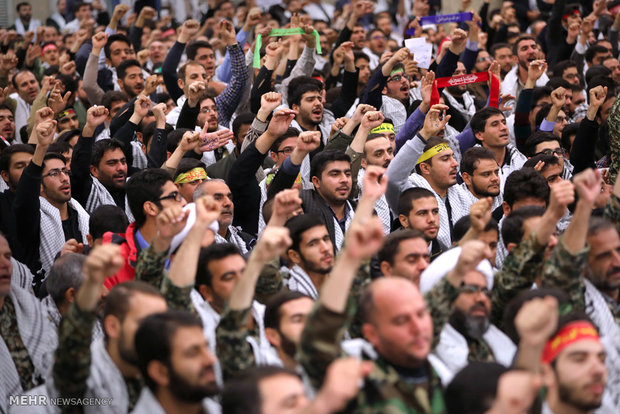 Leader receives Basij members, cmdrs.