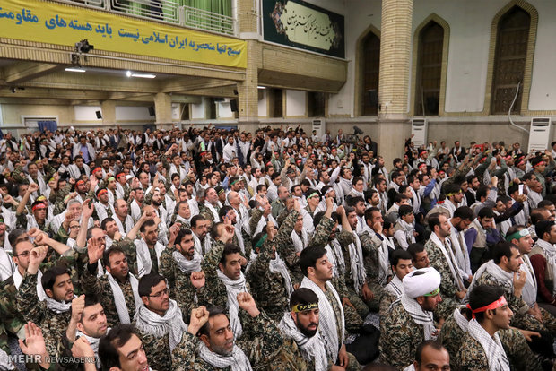 Leader receives Basij members, cmdrs.