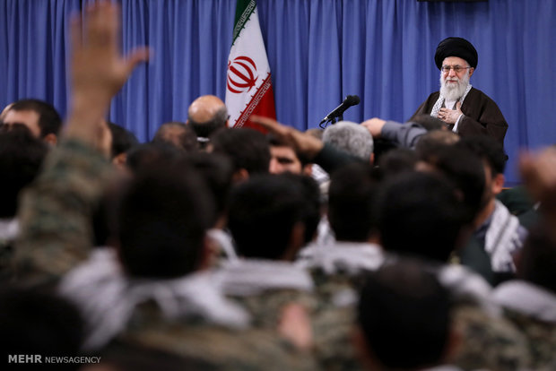 Leader receives Basij members, cmdrs.