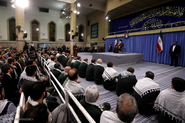 Leader receives Basij members, cmdrs.