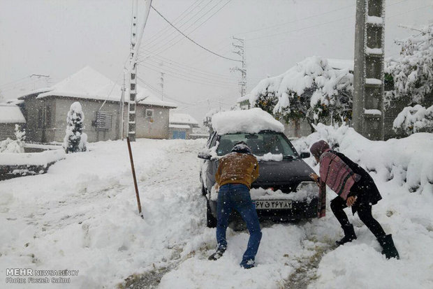 برف بی سابقه در روستاهای بخش چمستان شهرستان نور‎